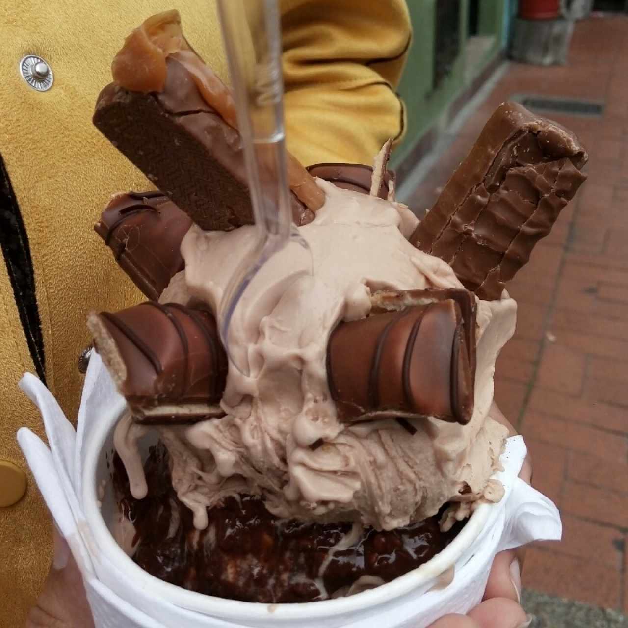 Helado de ferrero roché con kinder bueno y twix