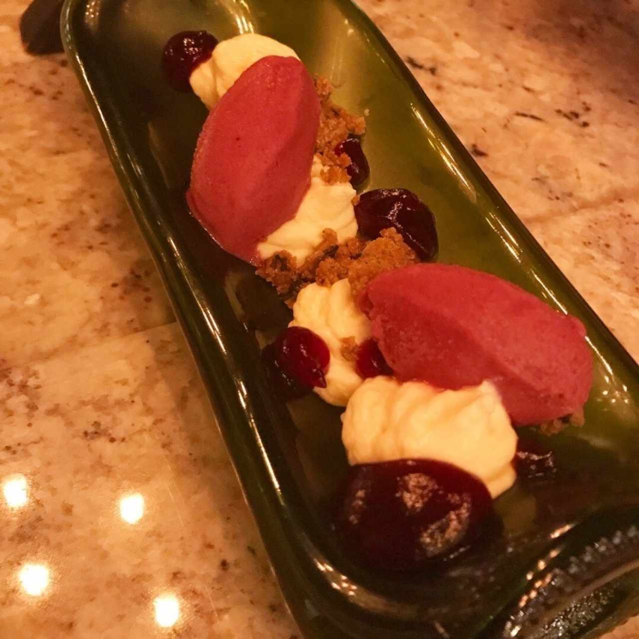 postre con helado de vino tinto