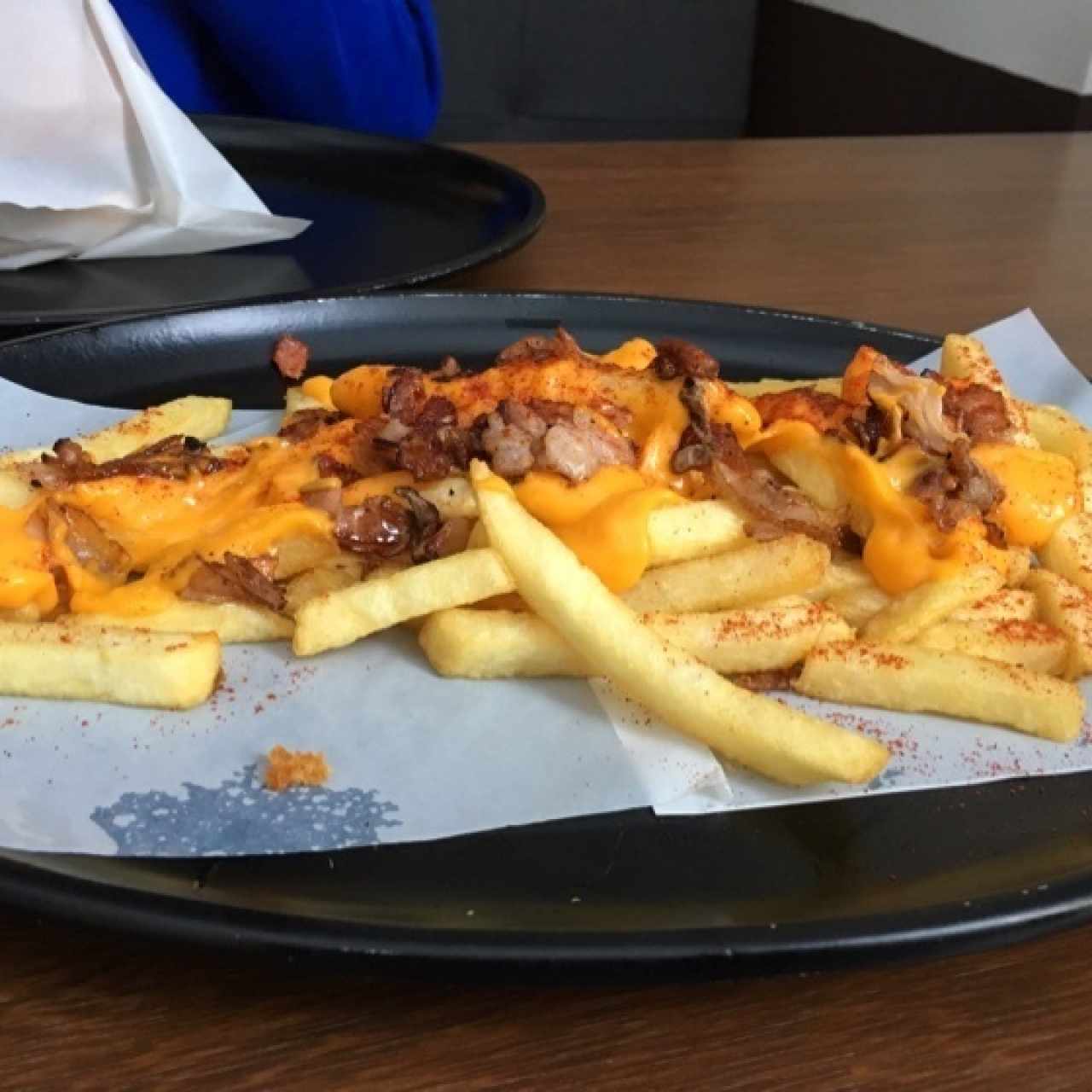 papas con chedar fundido y tocineta