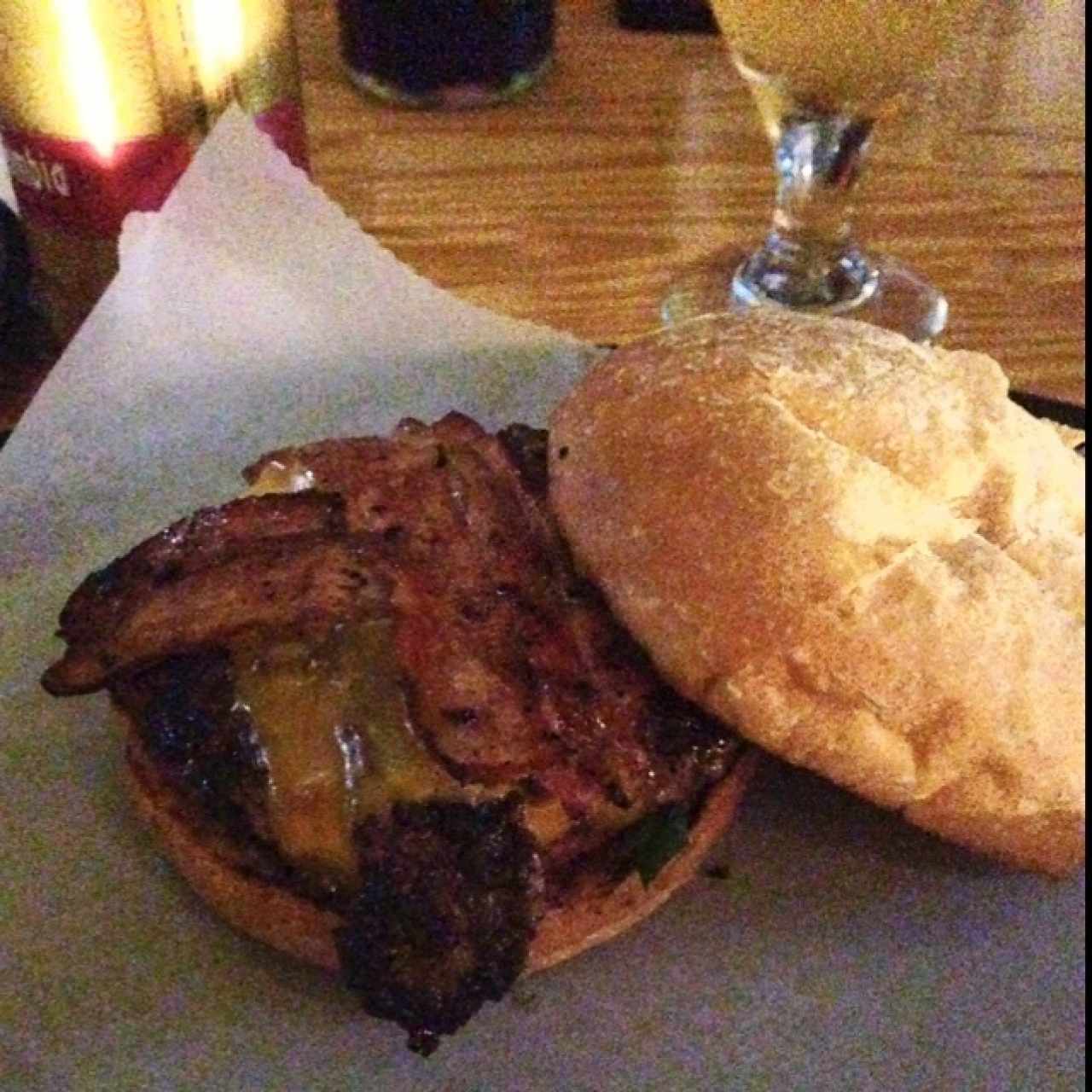 hamburguesa con queso y tocineta
