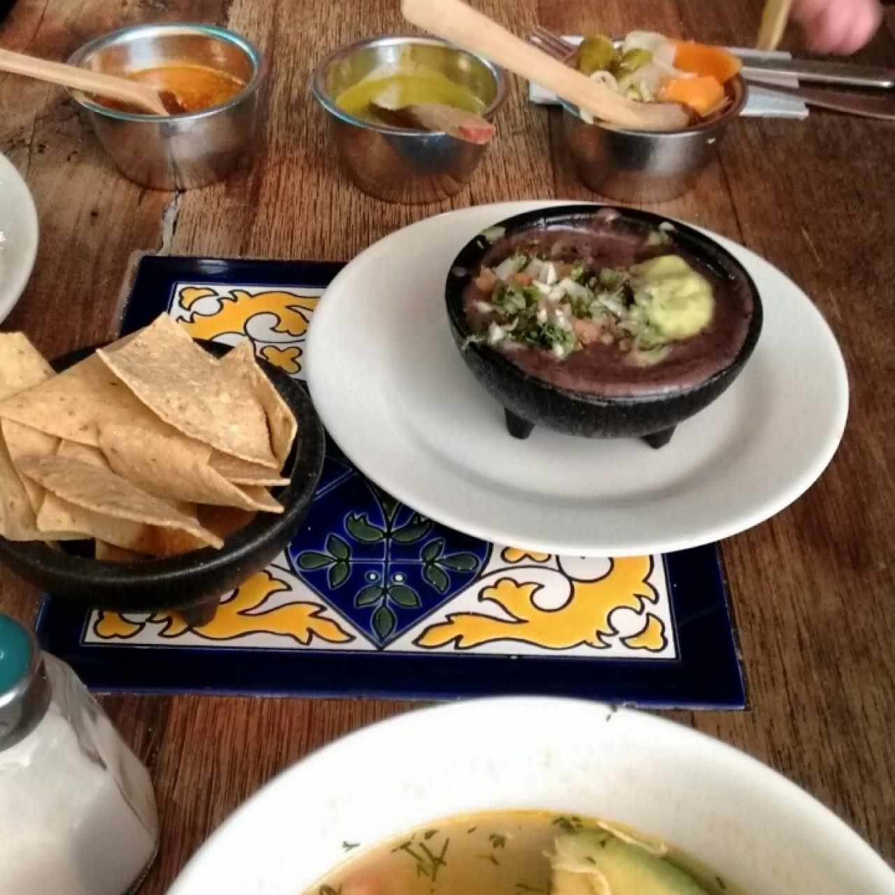 Entradita de Nachos y 3 salsas jalapeños