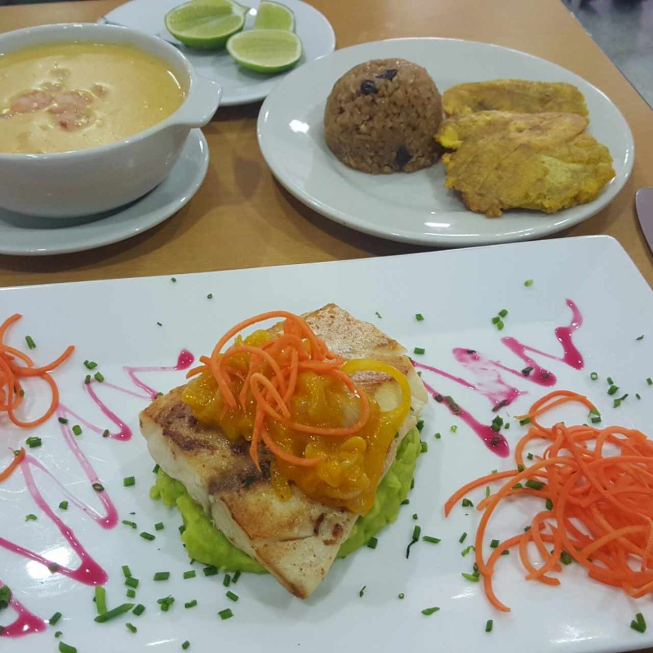 Covina en salsa marinada con cazuela de mariscos