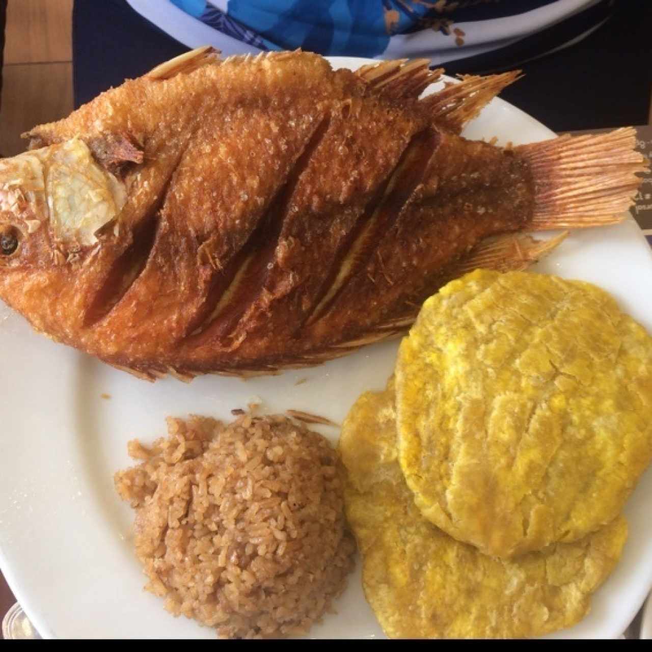 Mojarra con arroz con coco y patacón