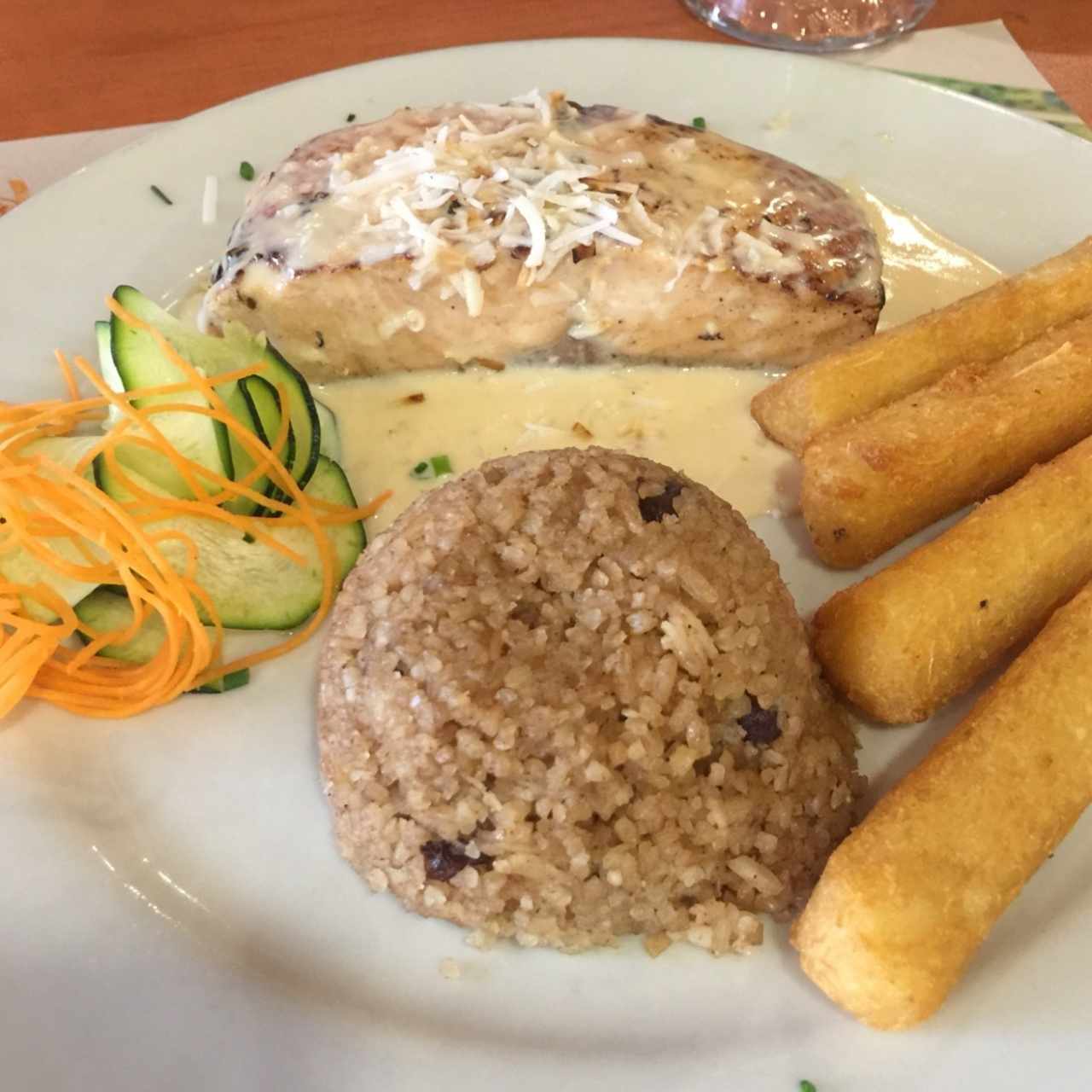 salmón acompañado con arroz con coco
