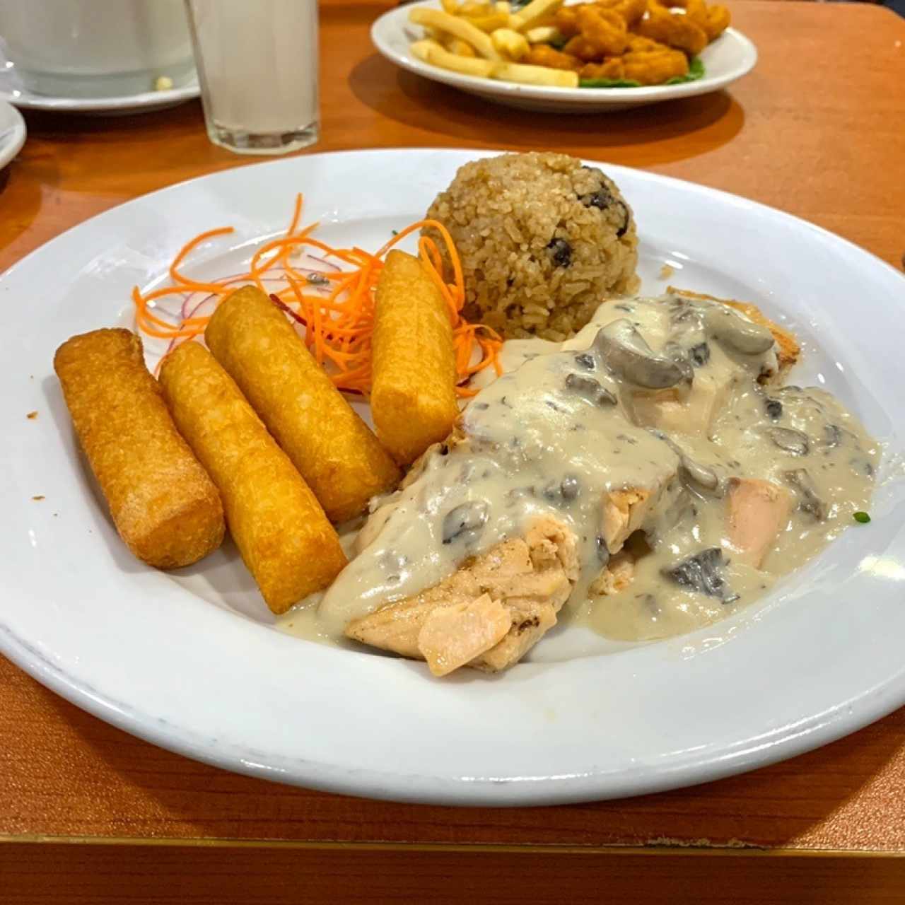 Salmon en salsa se champiñones