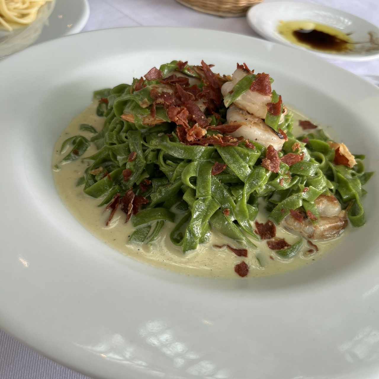 Pasta verde cin camarones