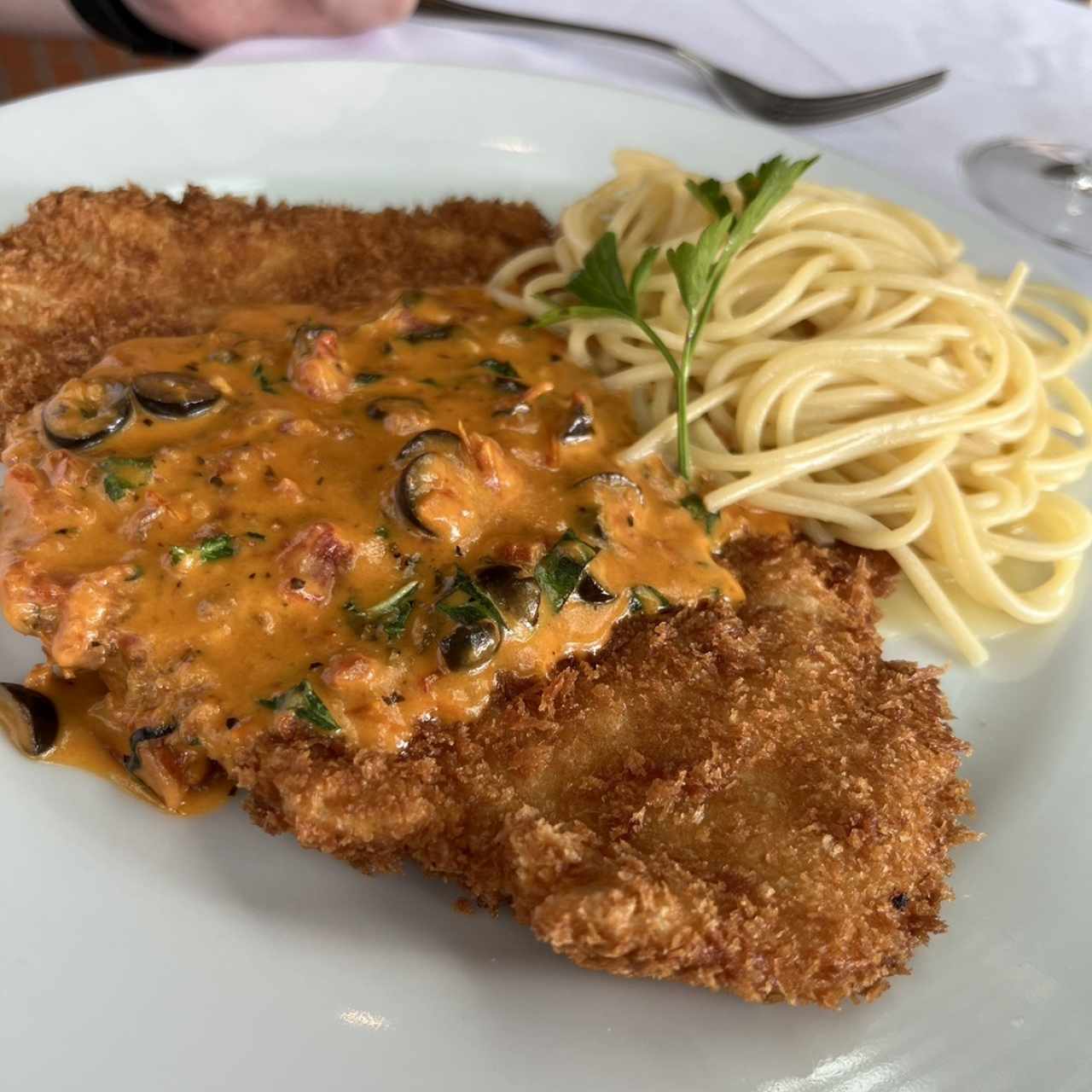 Milanesa de pollo con tomates secos y albahaca