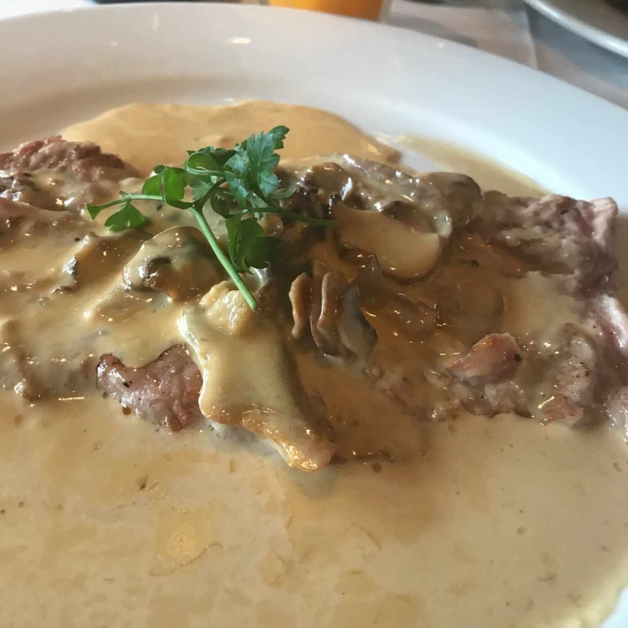 votelo en salsa de alcachofa y champoñones