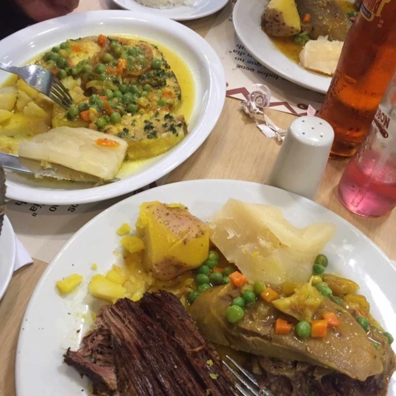 bangre en salsa y sobrebarriga con lengua en salsa. Delicioso todo 