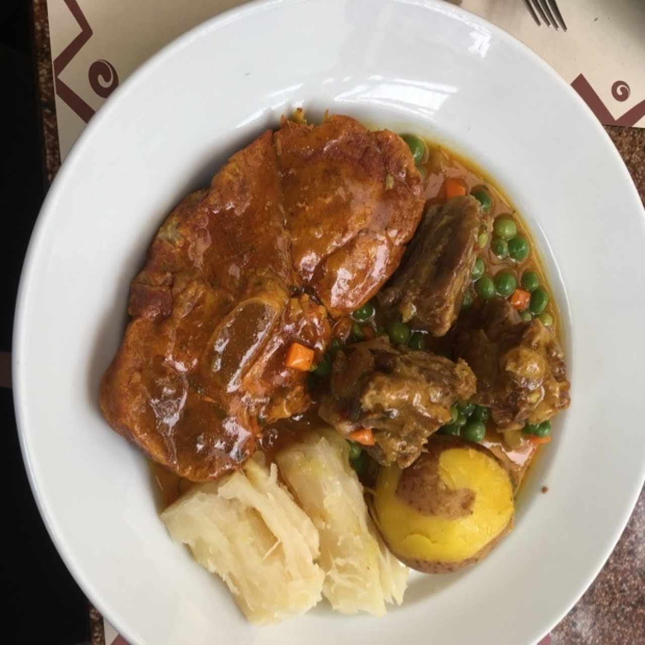 Huesos de marrano con guiso de cola 