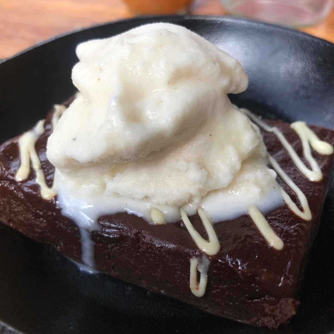 Brownie con helado (muy pequeño)
