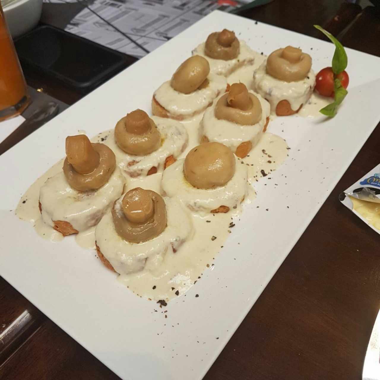 champiñones y salsa de tres quesos