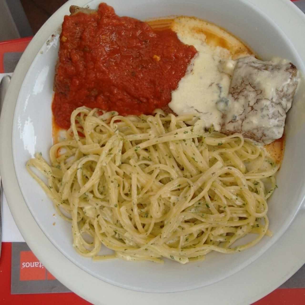 Lomo dos salsas y pasta a las finas hierbas 