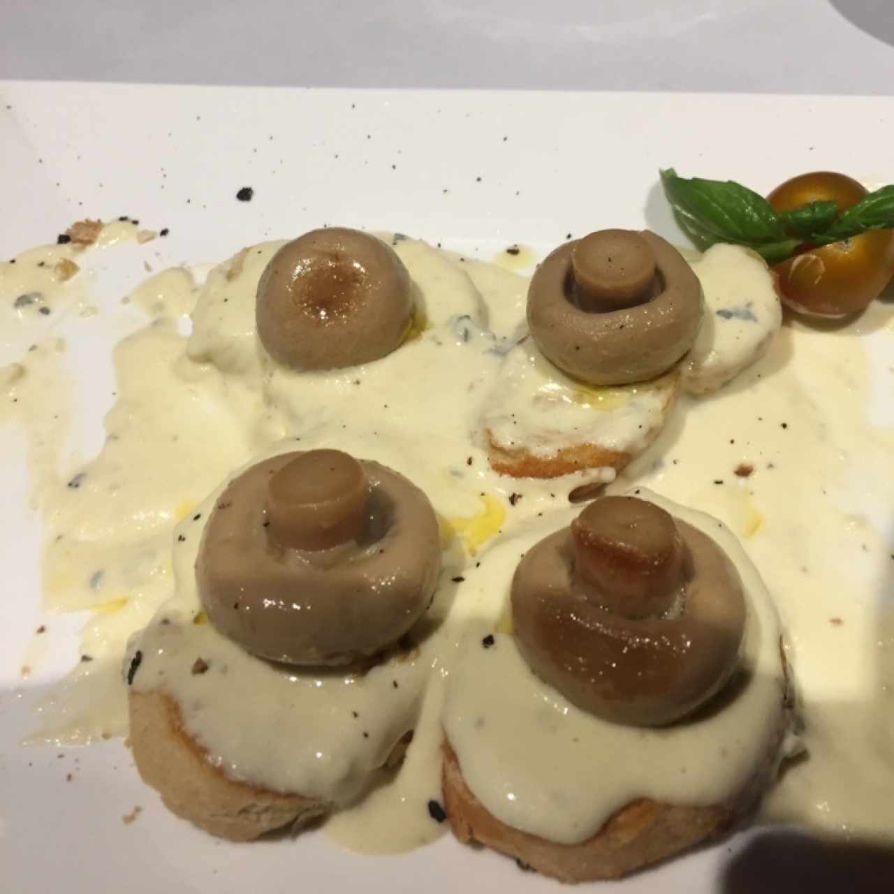 champiñoes en salsa de 4 quesos 