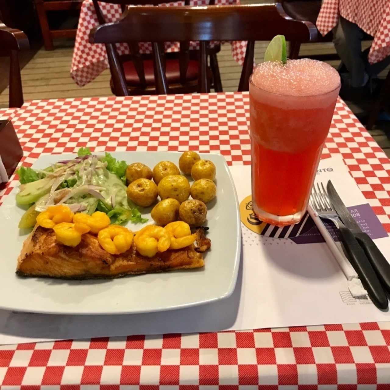 Salmón con camarones en salsa marinera de vino blanco