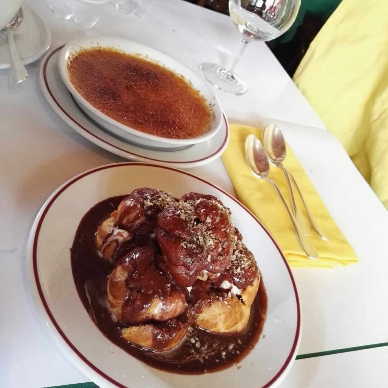 Crème brûlée y profiteroles