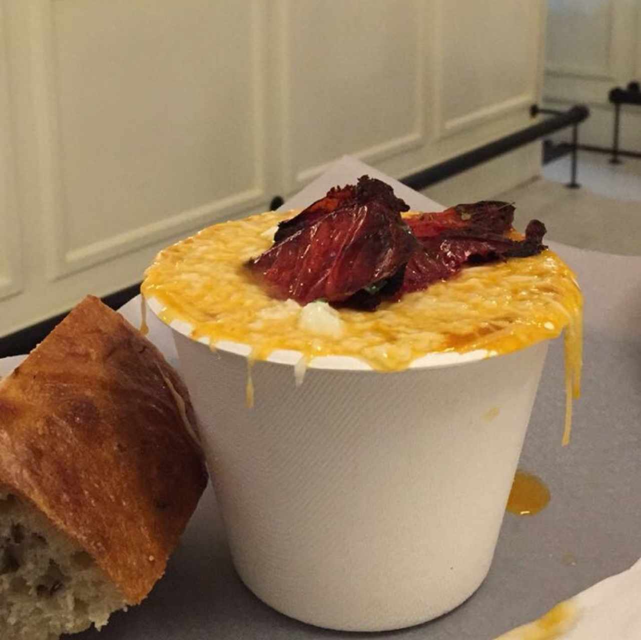 sopa de lasagna de carne y pan foccacia