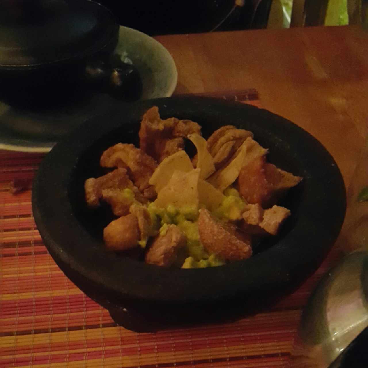 chicharrón con guacamole