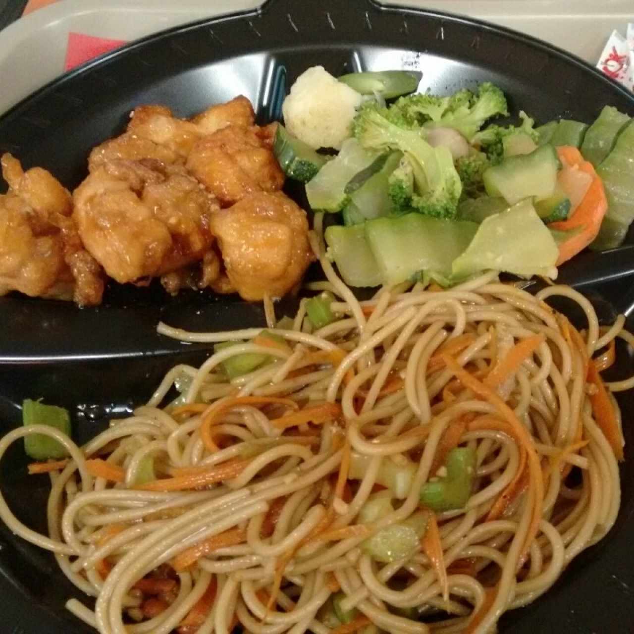 Pasta, pollo a la naranja y verduras.