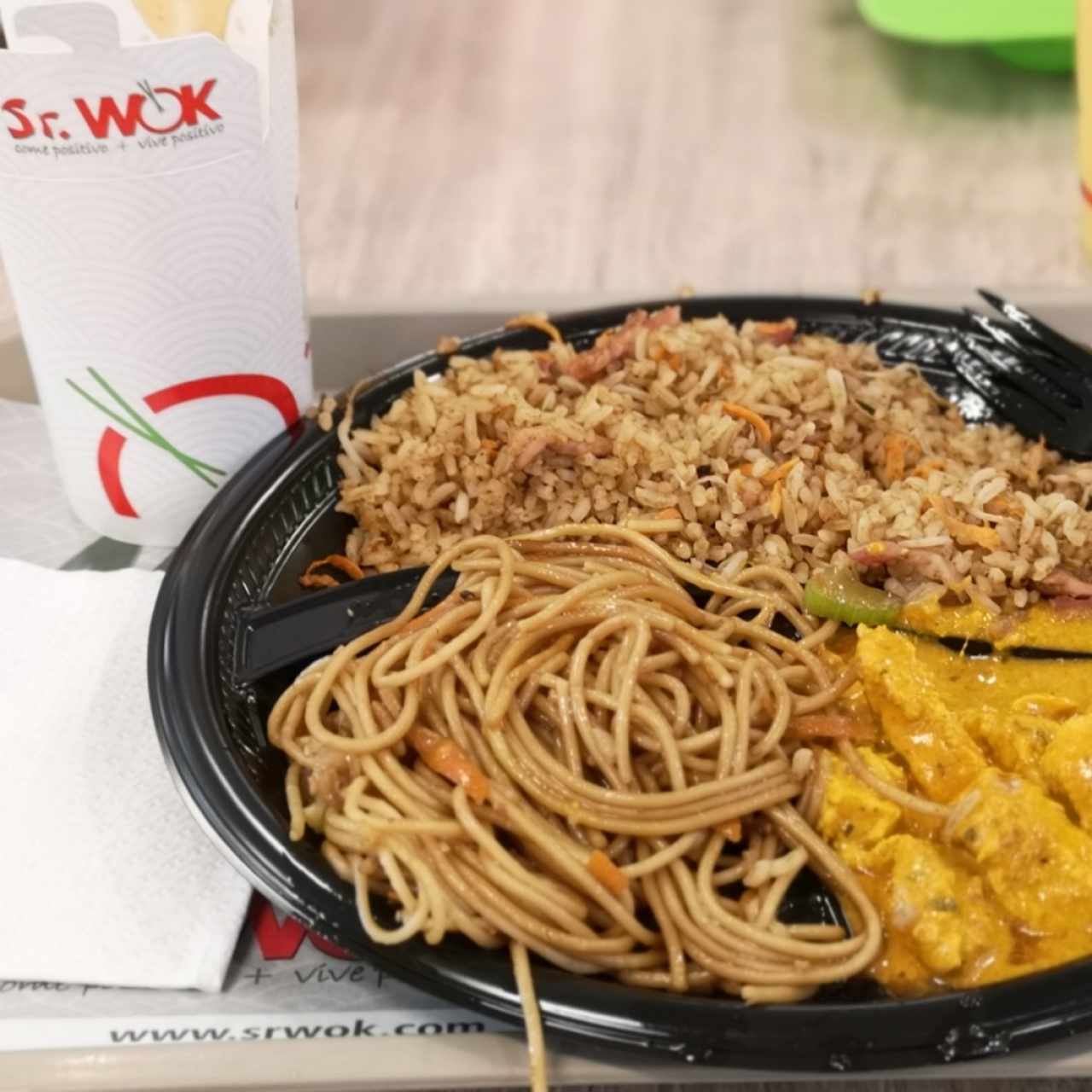 base de arroz y fideos con dos proteínas 