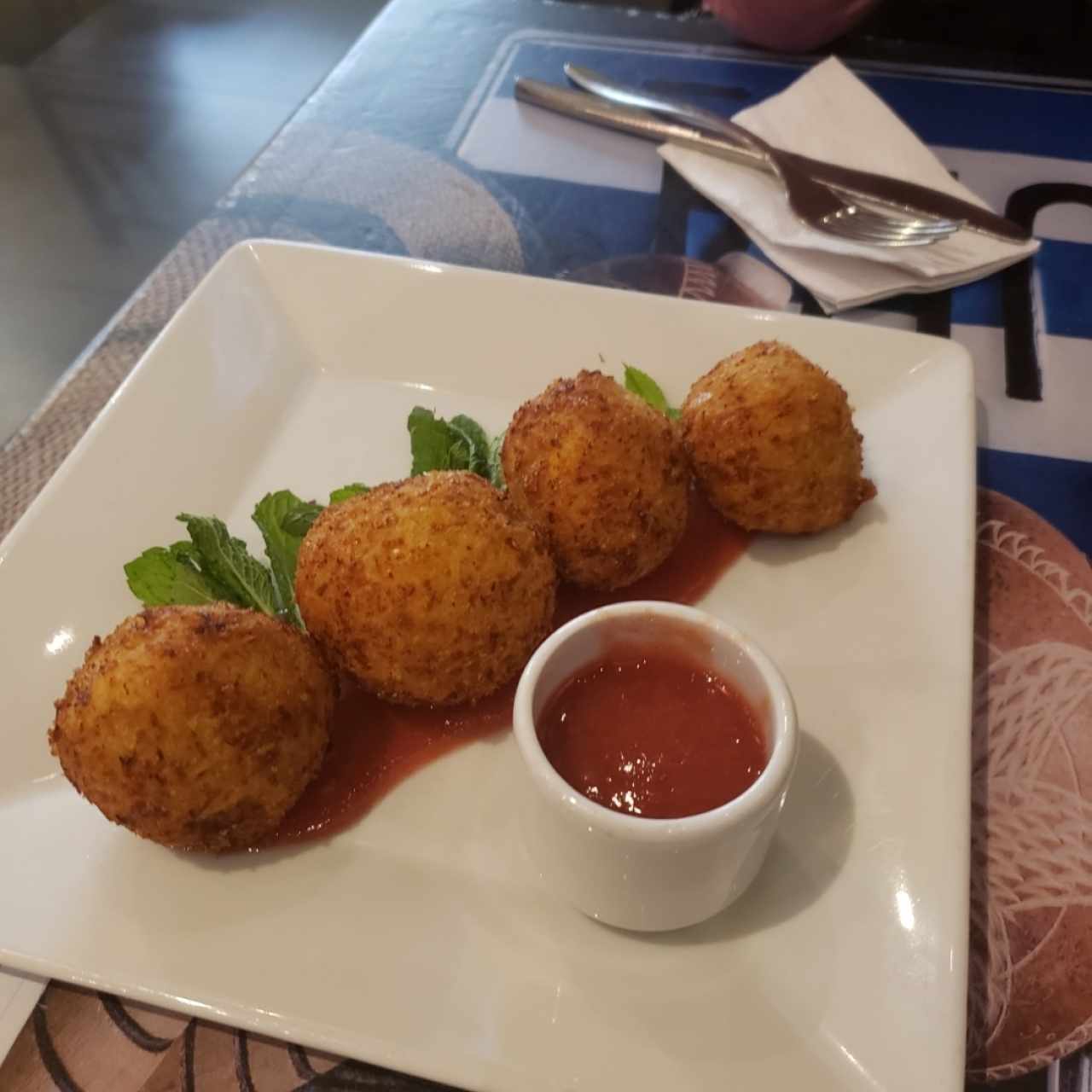 croquetas de maduro, queso y bocadillo