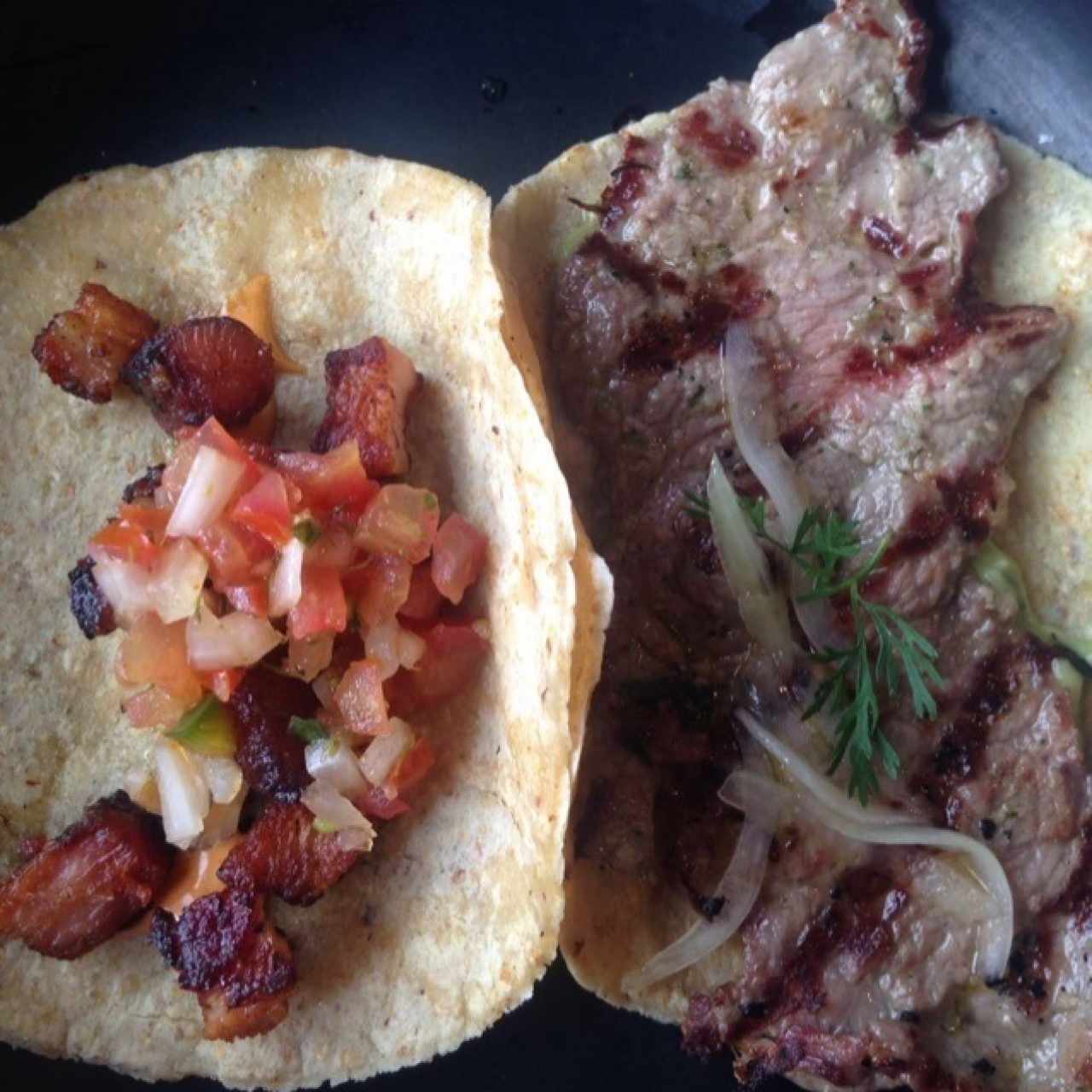 Taco al pastor y taco de carne asada