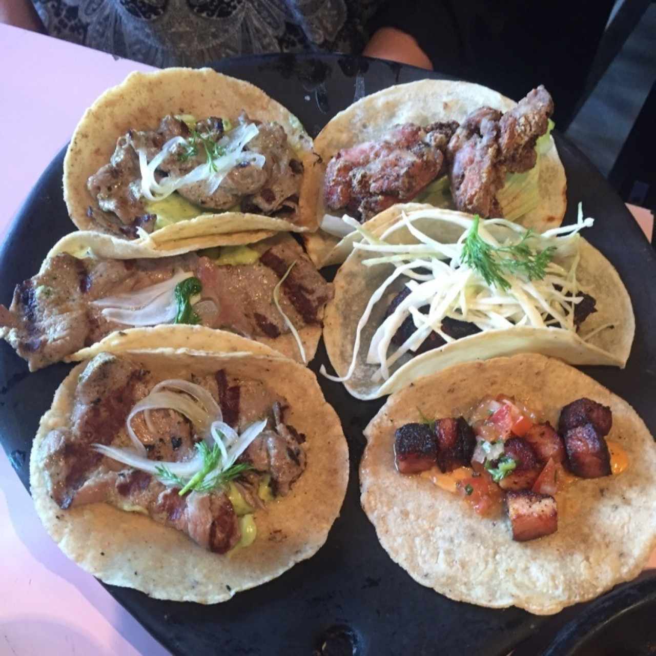 Tacos de carne asada, morrillo y pollo frito