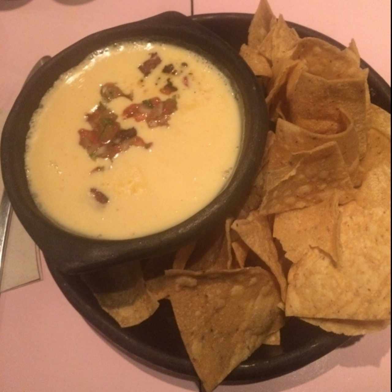 Totopos con salsa de queso y chicharrones