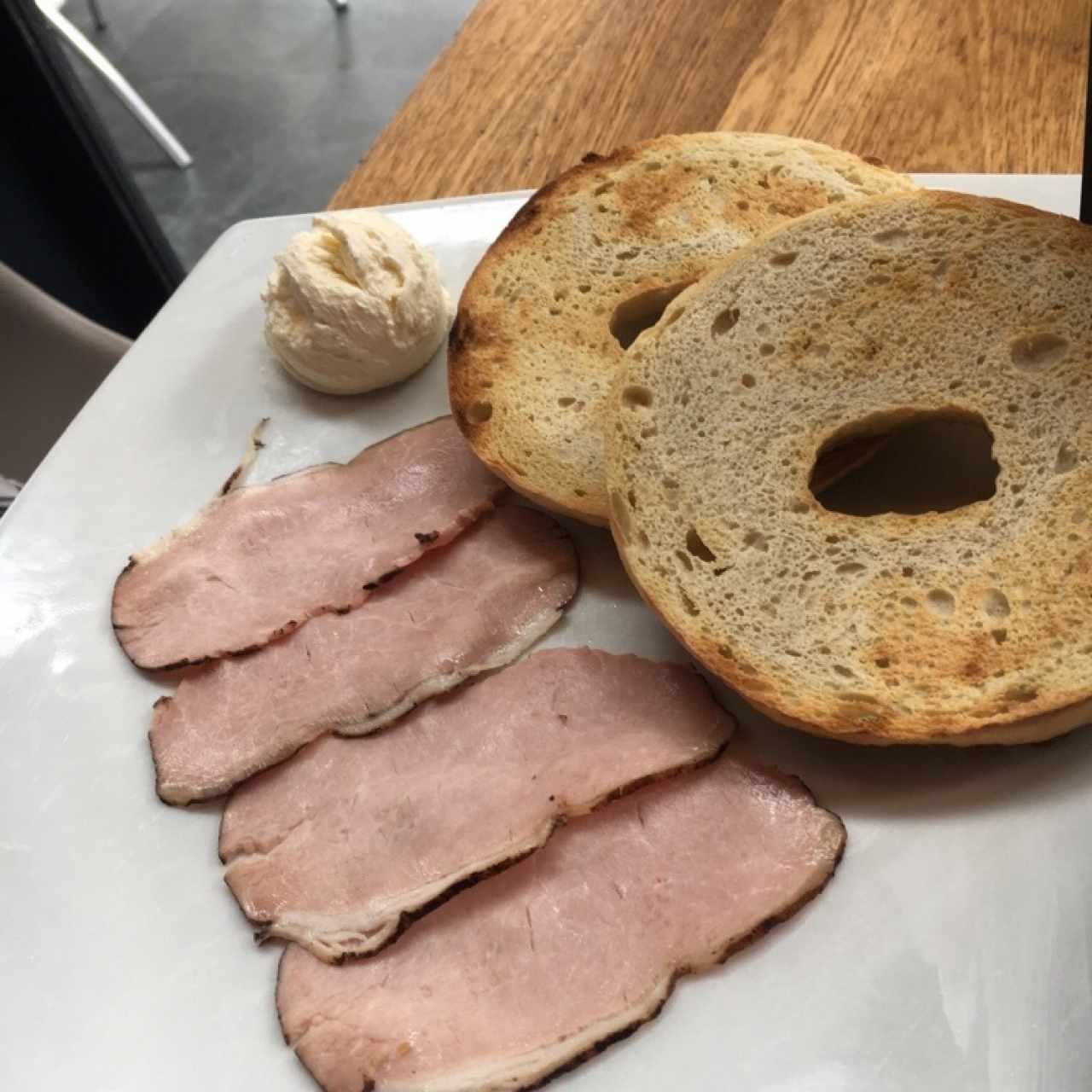 Bagel con jamon y crema