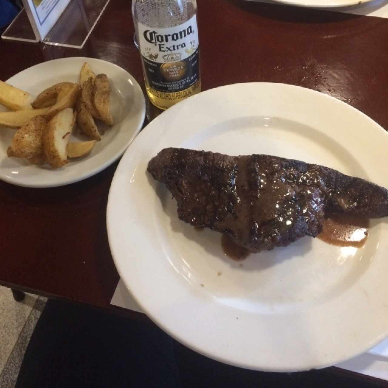 Lomo fino, acompañado de papa en cascos con cerveza Corona