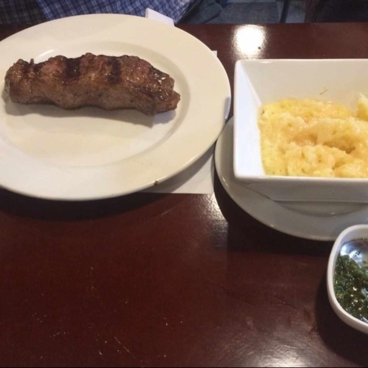 Bife chorizo con puré de papa