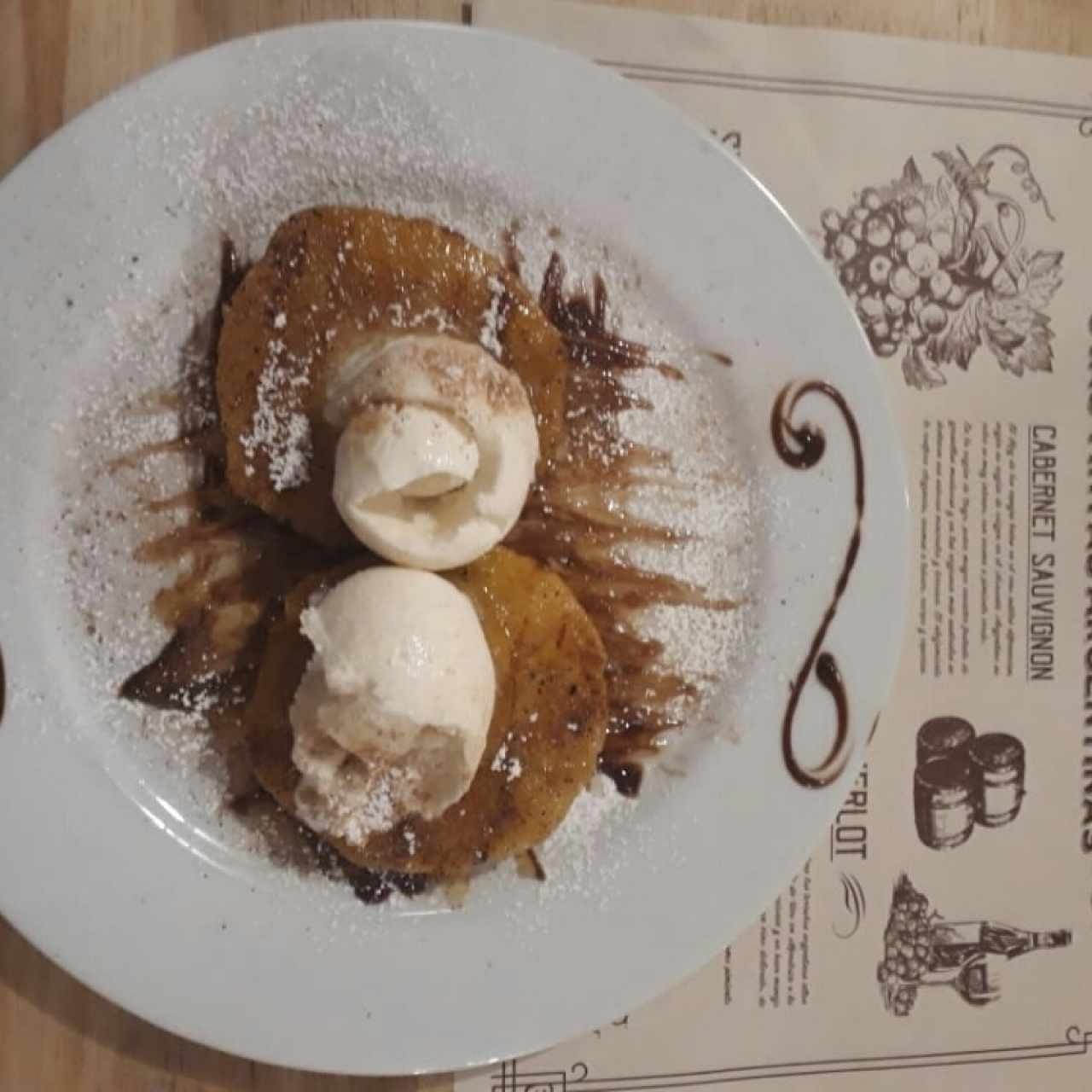 Piña al Horno con Helado de Vainilla y Canela