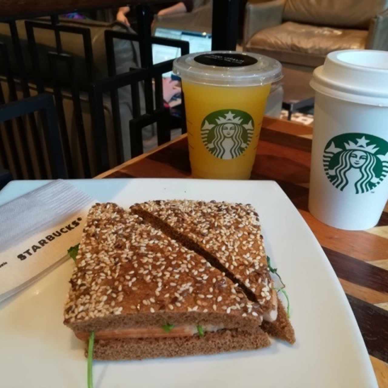 Panini de Pavo con Vainilla Capuccino y Jugo