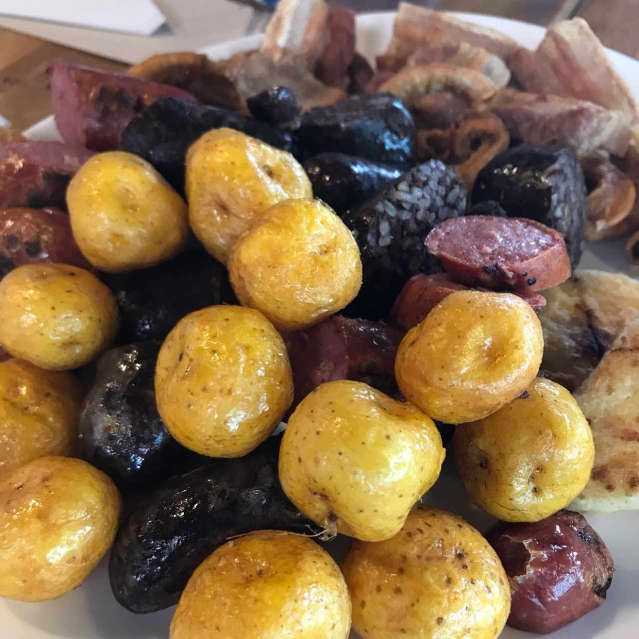 Picada con chinchulines, morcilla, chorizo y chicharron