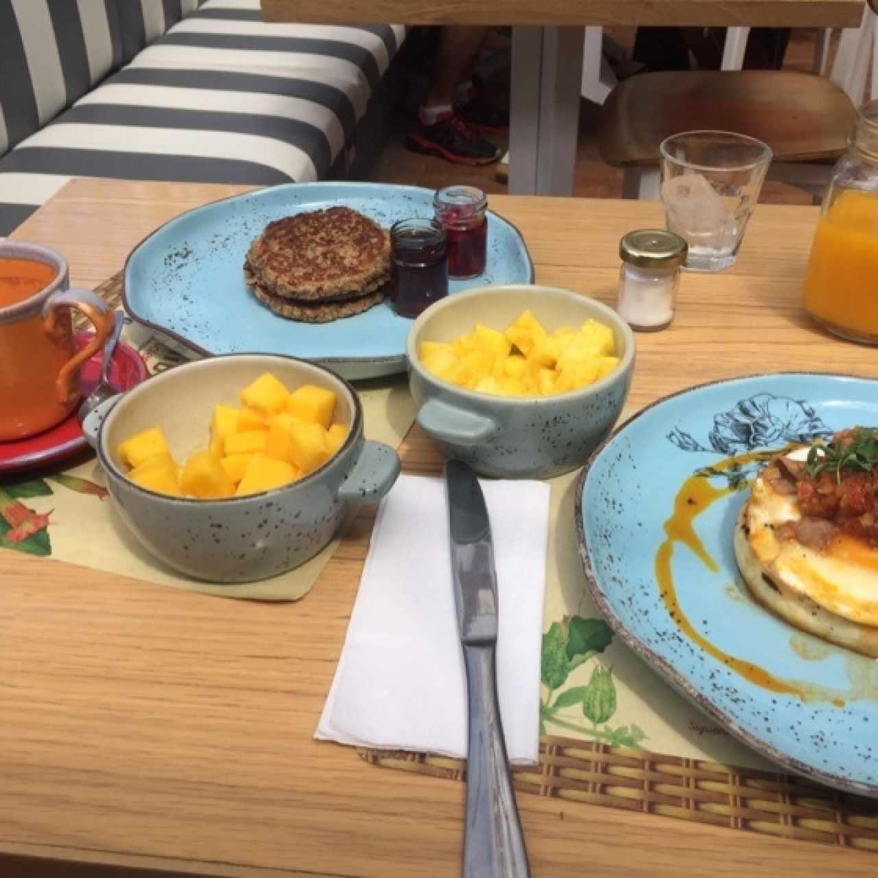 Pancakes de banano y arepa de roastbeef