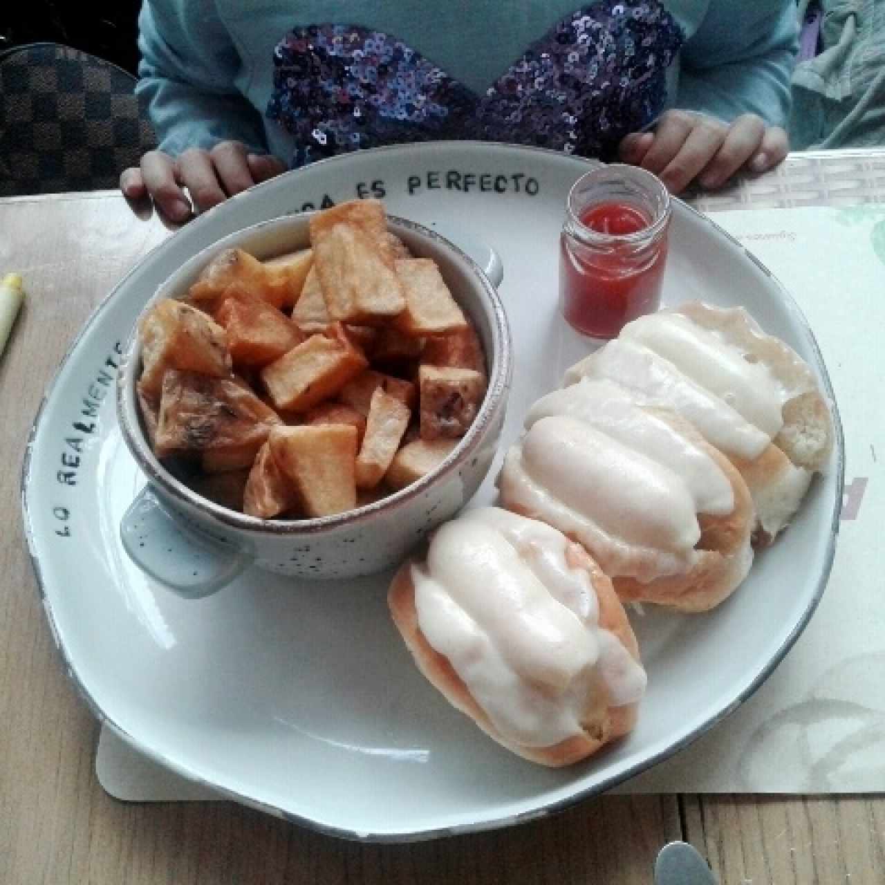 Menú Infantil. Mini perros calientes con cascos de papa