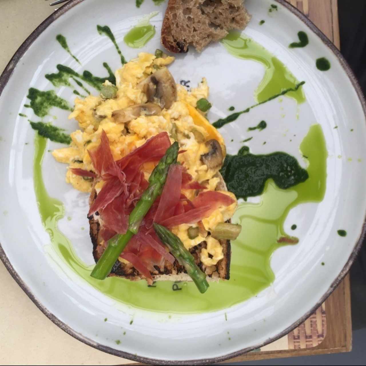 huevos revueltos con champiñones, jamón esparragos sobre pan artesanal! 
