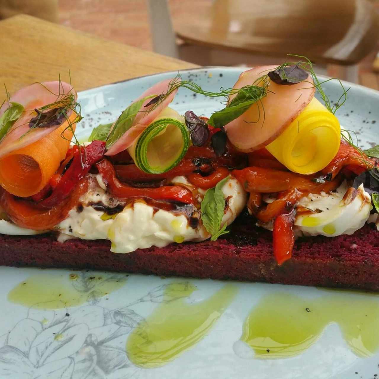 burrata sobre pan de remolacha