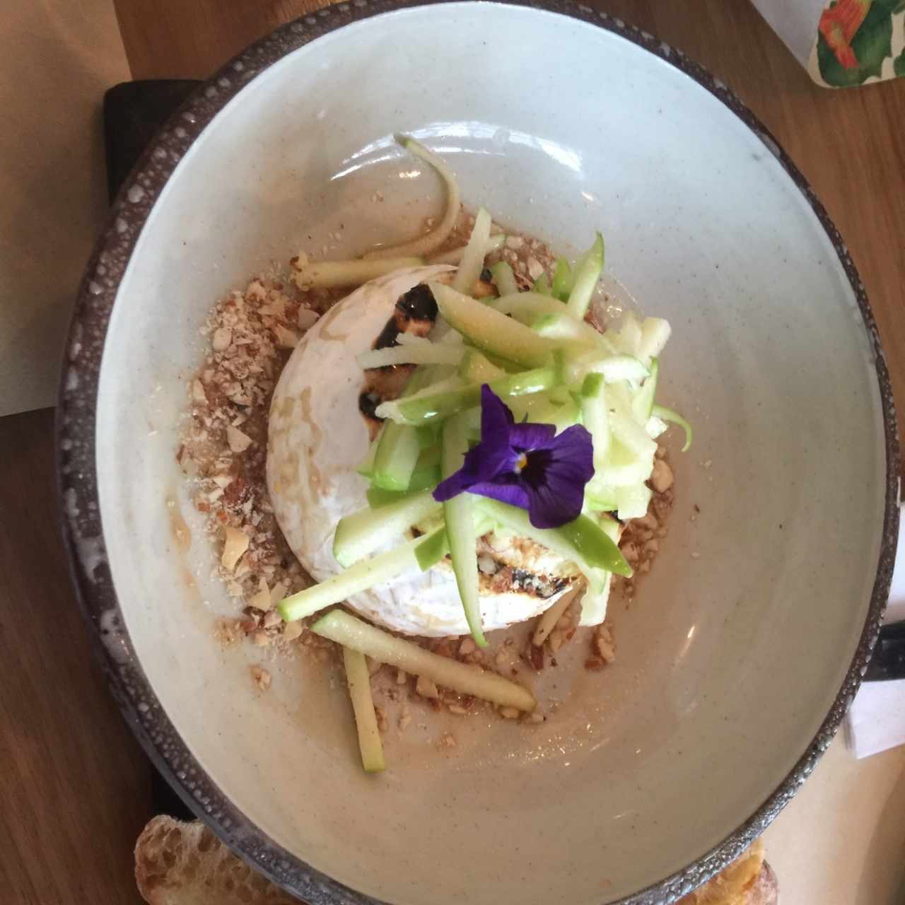 queso brie al horno con miel, almendras y manzana