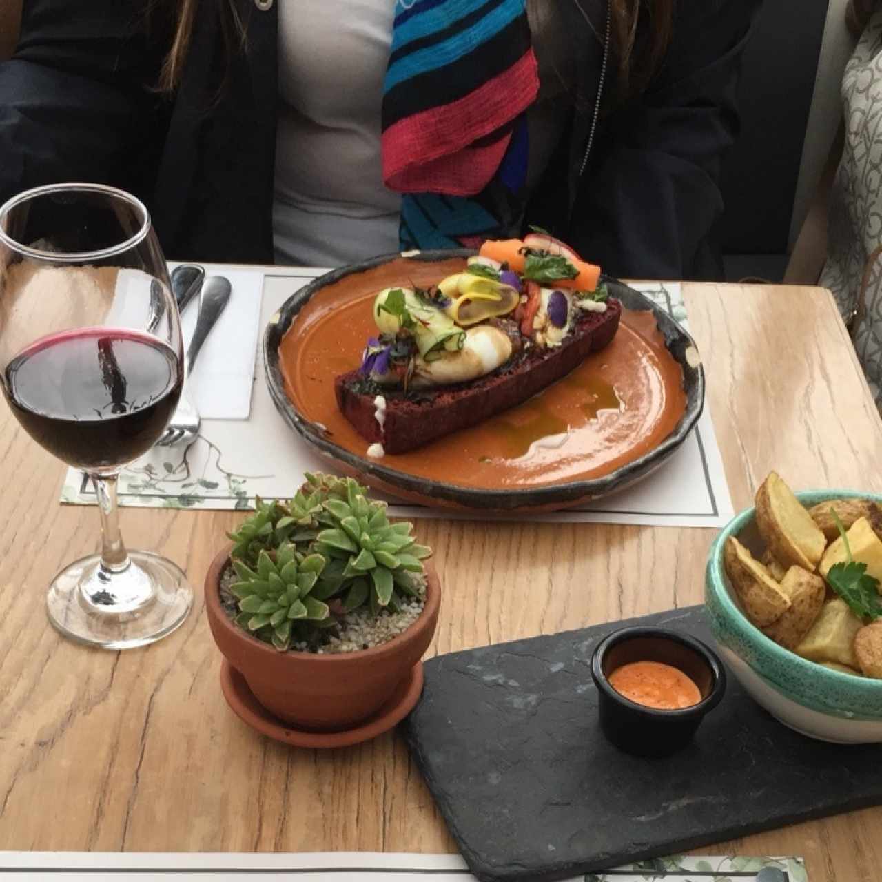 bruschetta de remolacha y papas al romero