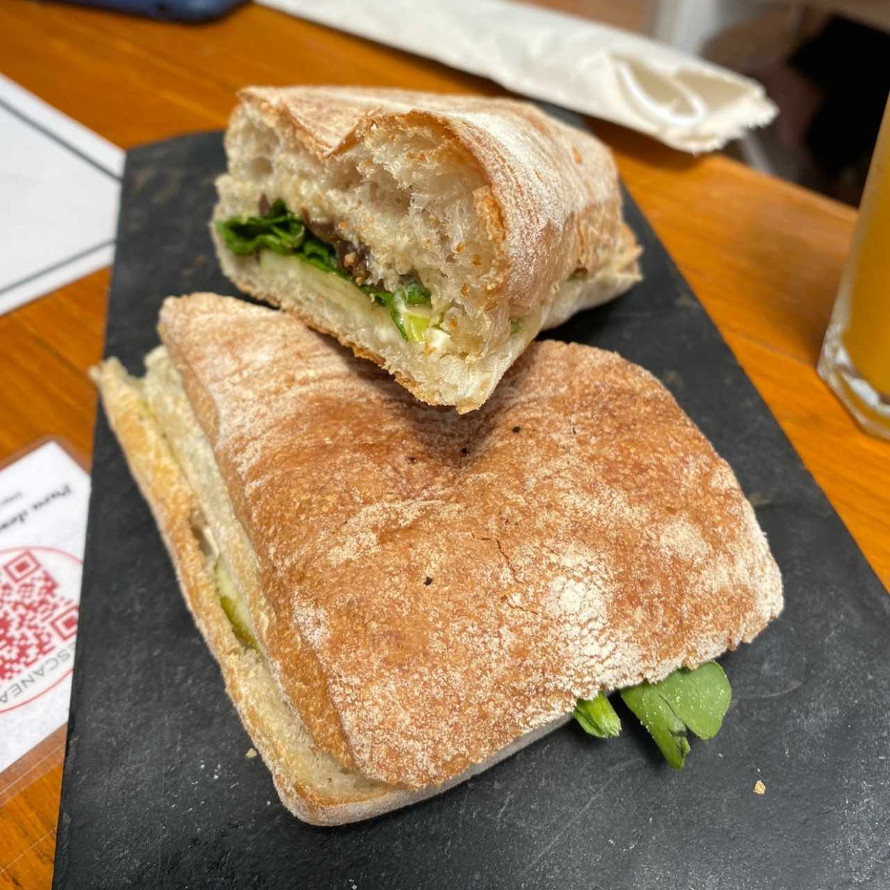 Sanduche de queso azul con manzana