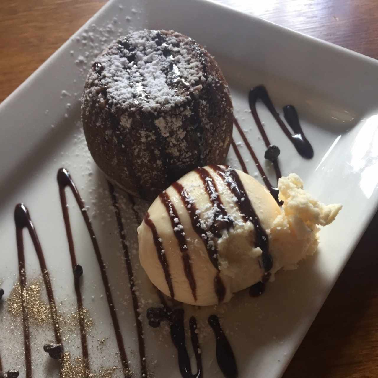 Volcán de chocolate con helado de vainilla