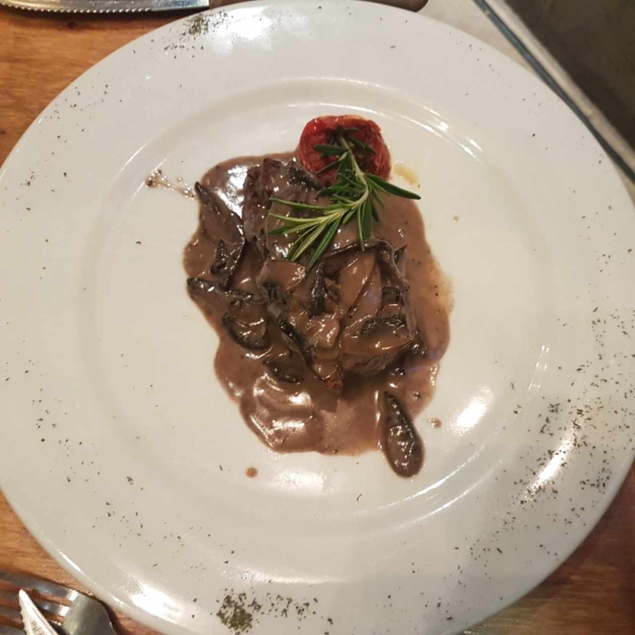 Lomo en salsa de champiñones.