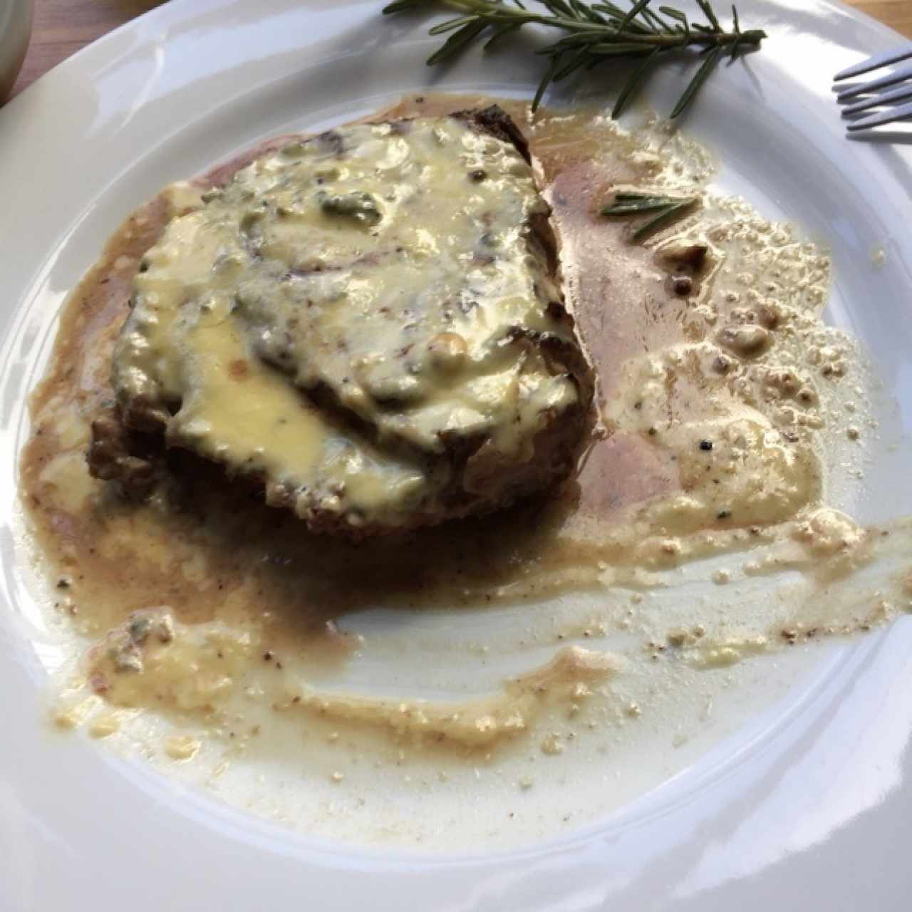 black angus ribbeye with black pepper and blue cheese sause