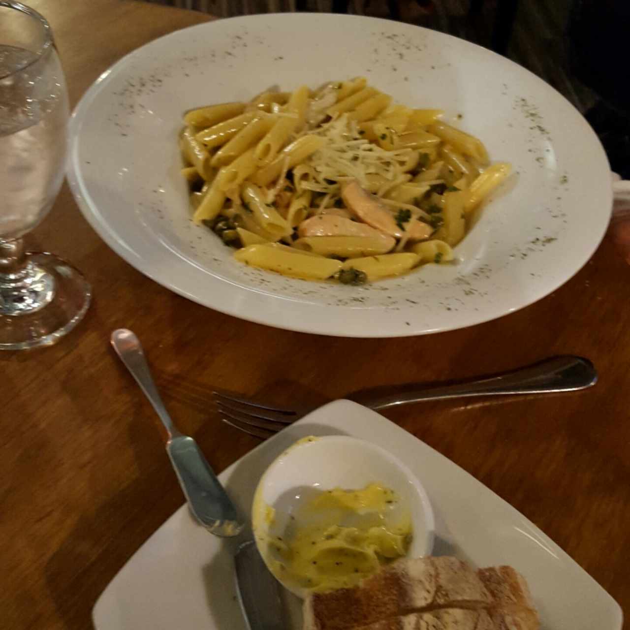 pasta con salmón y pan de la casa