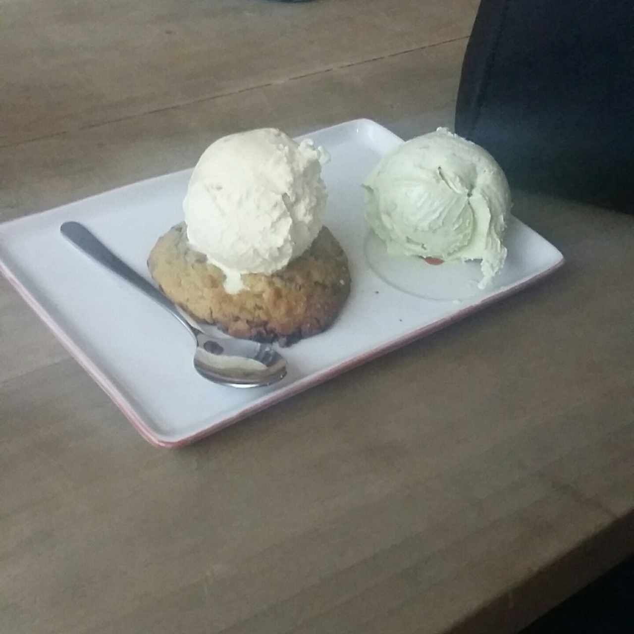 galleta con helado de creme brulé  y aguacate