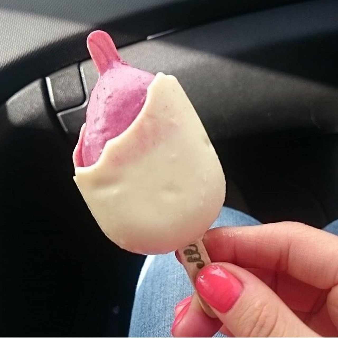 Paleta de frutos rojos con chocolate blanco 
