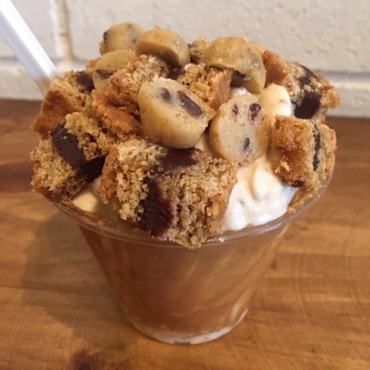 malteada de vainilla con mantequilla de maní, cookie dough y oatmeal brownie