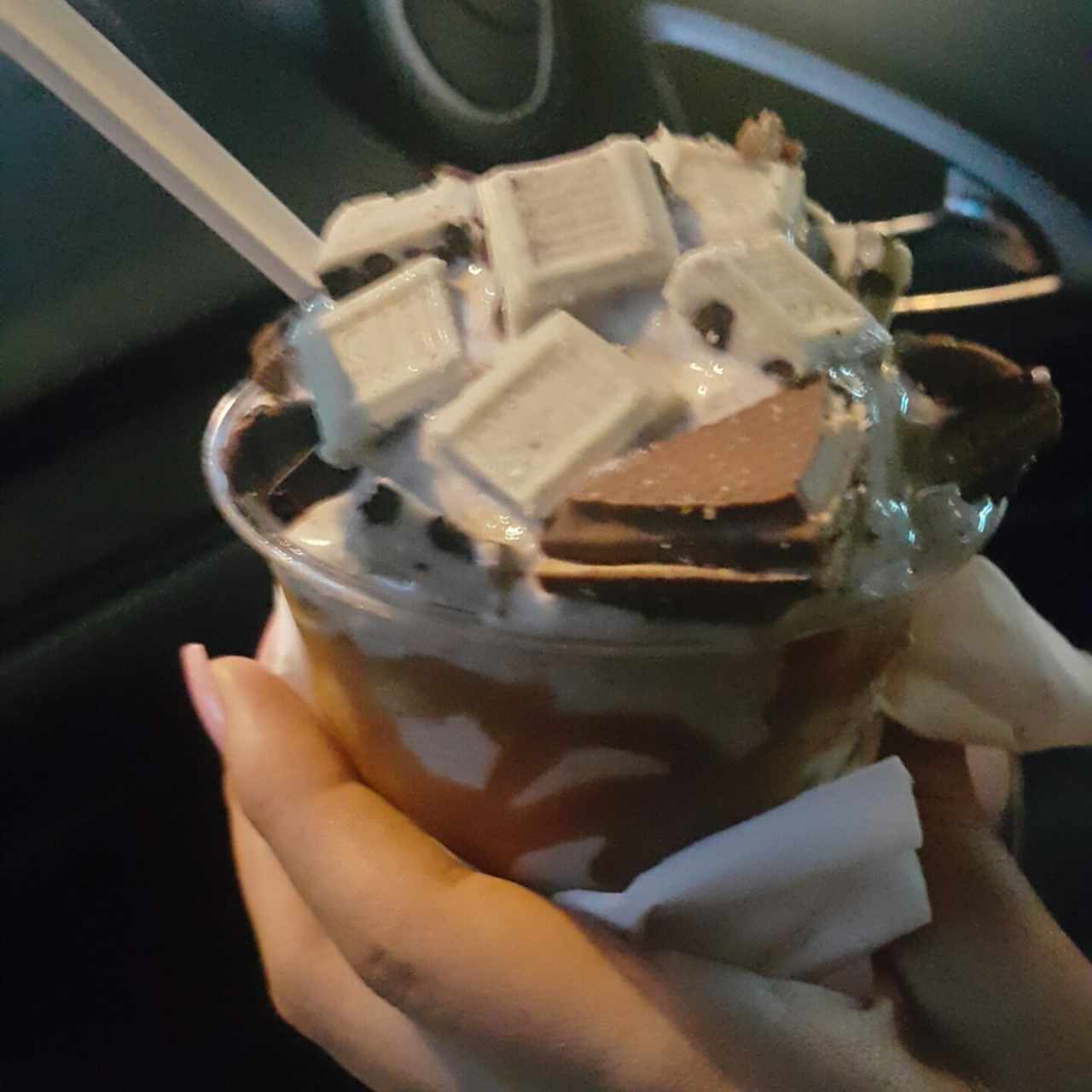 vainilla arequipe kinder bueno y Hershey's cookies and cream 