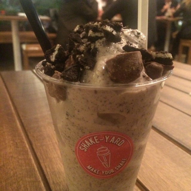 Malteda de vainilla con cobertura de arequipe, oreo y nuggets de milo